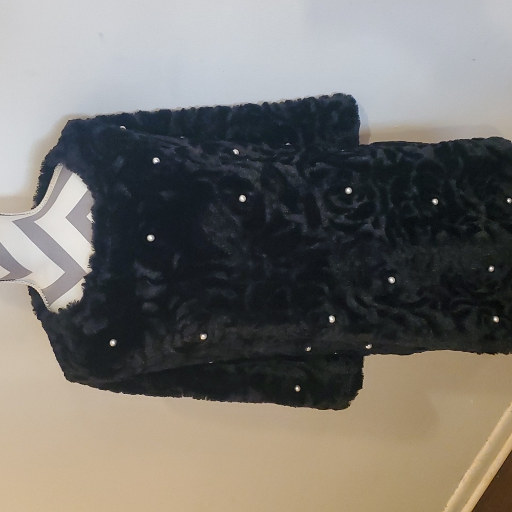 ODIVA Blsck Faux Fur Acrylic Poncho Adorned With Beautiful Faux Pearls - Picture 5 of 6